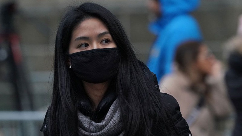 Chị Lê Trang thường xuyên đeo khẩu trang mùa đông để hạn chế viêm mũi dị ứng nặng thêm