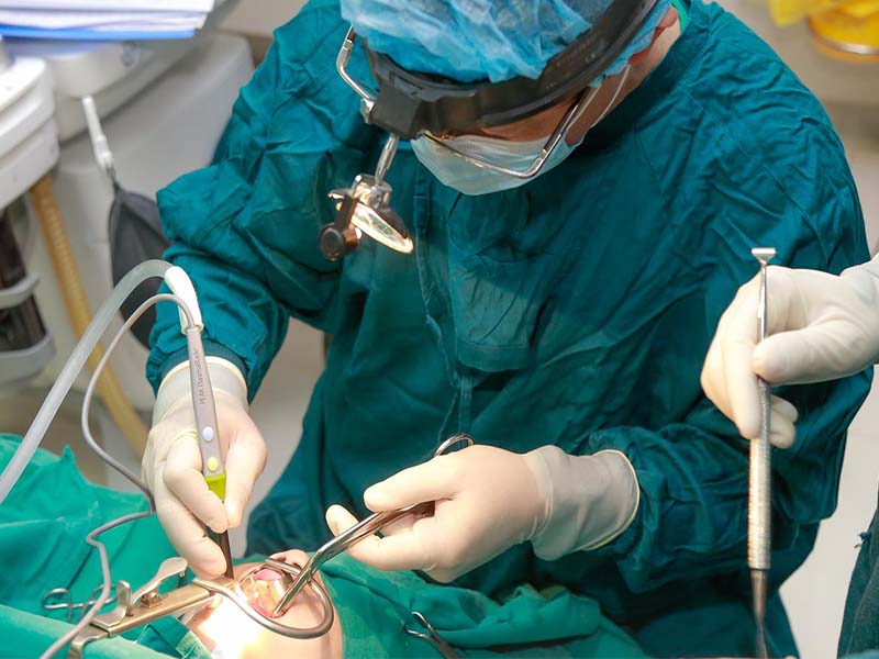 Anh Đức được bác sĩ khuyên cắt amidan để loại bỏ viêm nhiễm